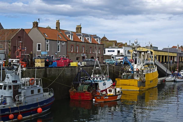 보트 그리고 Eyemouth, 스코틀랜드, 영국에서에서 오래 된 어촌 마에 있는 집. 07.08.2015 — 스톡 사진