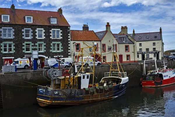 Barcos y casas en Eyemouth, antigua ciudad pesquera de Escocia, Reino Unido. 07.08.2015 — Foto de Stock