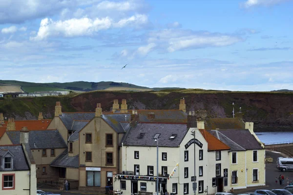 Bateaux et maisons à Eyemouth, vieille ville de pêche en Écosse, Royaume-Uni. 07.08.2015 — Photo