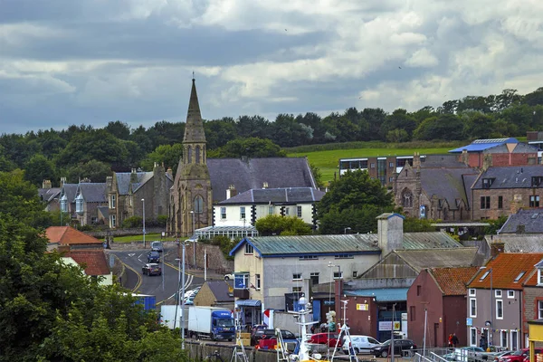 Boten en huizen in Eyemouth, oude vissersdorpje in Schotland, Verenigd Koninkrijk. 07.08.2015 — Stockfoto