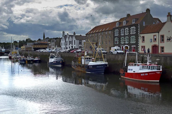 Tekneler ve evleri Eyemouth, İskoçya, Birleşik Krallık'da eski balıkçı kasabası. 07.08.2015 — Stok fotoğraf