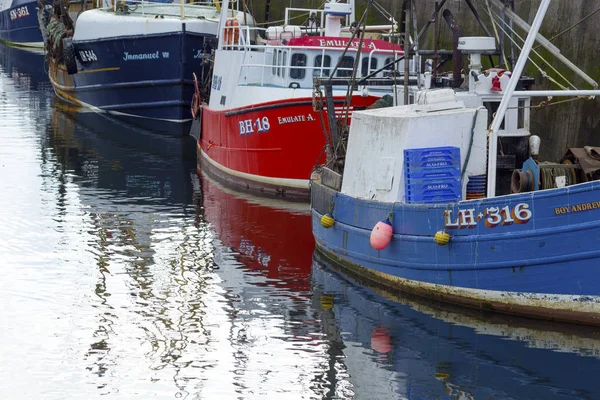 Båtar och hus i Eyemouth, gammal fiskeby i Skottland, Storbritannien. 07.08.2015 — Stockfoto