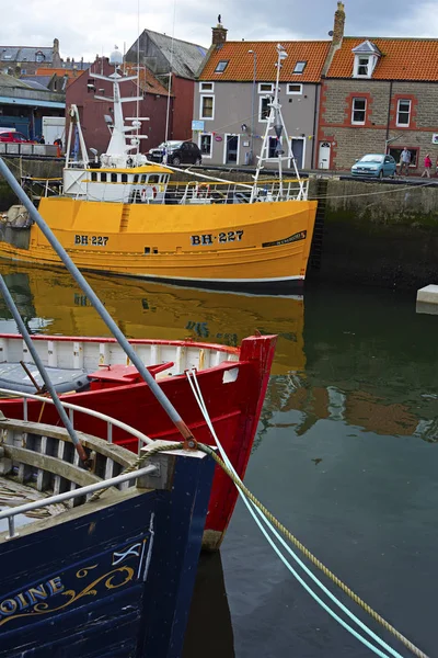 Barcos e casas em Eyemouth, antiga cidade piscatória na Escócia, Reino Unido. 07.08.2015 — Fotografia de Stock