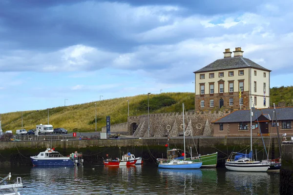 Barcos e casas em Eyemouth, antiga cidade piscatória na Escócia, Reino Unido. 07.08.2015 — Fotografia de Stock