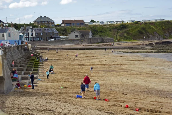 Los turistas se divierten en Eyemouth en Escocia, Reino Unido. 07.08.2015 — Foto de Stock