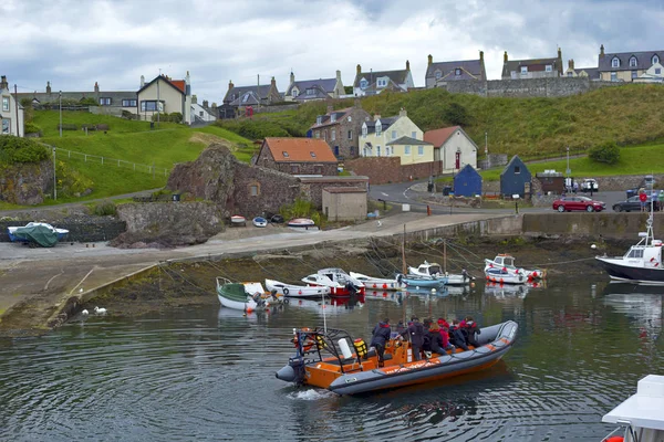 Lodě a domy v Eyemouth, staré rybářské město ve Skotsku, Velká Británie. 07.08.2015 — Stock fotografie