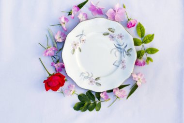 Pembe güller ve HORTENSIA gri arka plan üzerinde çiçek güzel arka plan