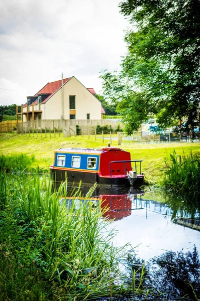 Lond båt på canal i Skottland, Storbritannien — Stockfoto