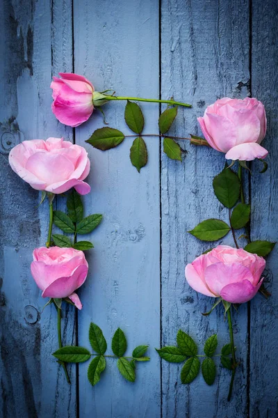 Rosas românticas cor-de-rosa em fundo de madeira — Fotografia de Stock