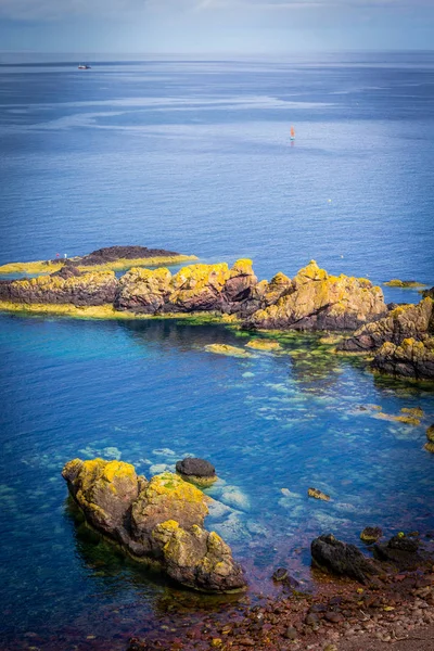 Scottish coastline with cliffs — Stock Photo, Image