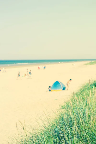 Aan zee in Engeland met zandstrand — Stockfoto