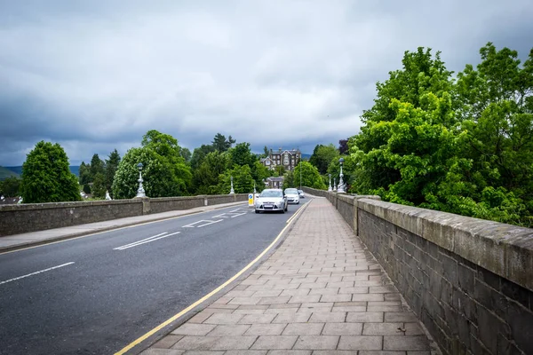 Sur le pont de la ville à Peebles, Écosse — Photo