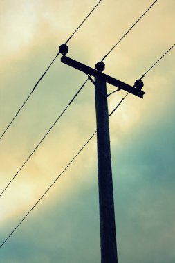 Ahşap telgraf direği ve öğleden sonra gökyüzü