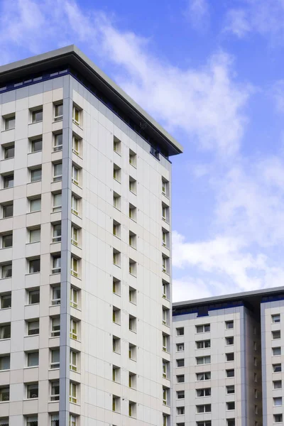 Branco, blocos modernos de apartamentos e céu azul, fundo moderno — Fotografia de Stock