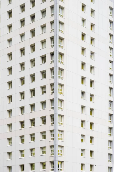 Valkoinen, moderni kerrostaloja ja sininen taivas, moderni tausta — kuvapankkivalokuva