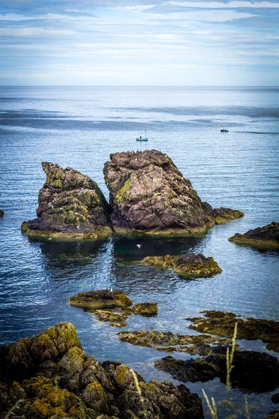 Небольшая лодка в океане, Шотландия, Великобритания — стоковое фото