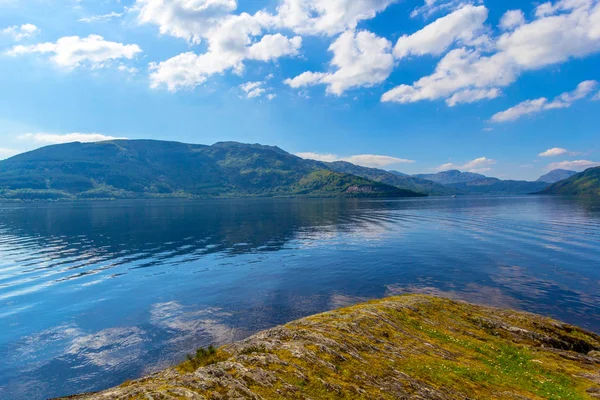 Loch Lomond w rowardennan, lato w Szkocji, Wielka Brytania — Zdjęcie stockowe