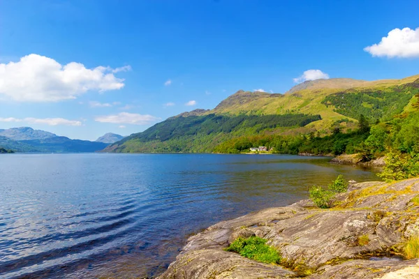 Loch Lomond w rowardennan, lato w Szkocji, Wielka Brytania — Zdjęcie stockowe