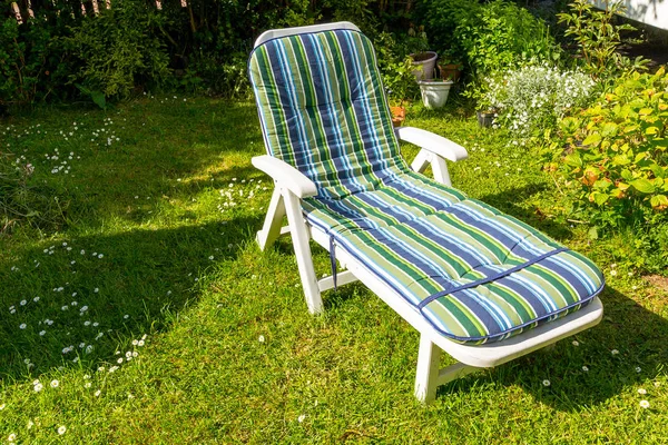 Chaise longue dans le jardin pendant l'été . — Photo