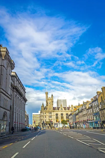 Union Street v Aberdeenu, město ve Skotsku, Velká Británie, černá a bílá. — Stock fotografie