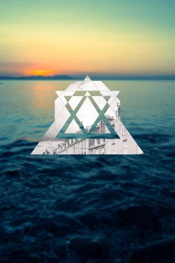 Güzel, yenilikçi, denizin üzerine geometrik tasarım