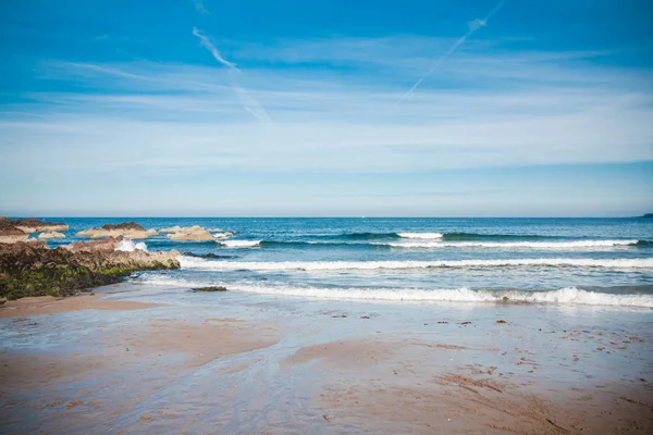 Las olas del mar y el cielo en Escocia, Reino Unido —  Fotos de Stock