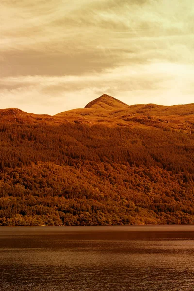 Skotské hory a jezero na podzim — Stock fotografie