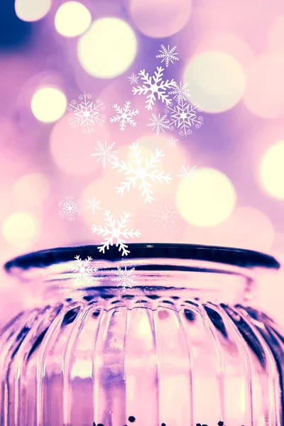 美丽的模糊散景灯圣诞和新年的庆祝活动 神奇的抽象闪烁背景与飘落的雪花 — 图库照片