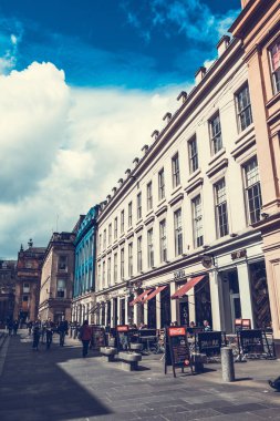 Glasgow city, sokaklarda insanlar ve turistler yürüme, 01. 08.2017
