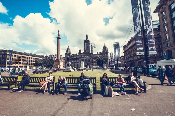 Turister George Square Glasgow Skottland 2017 — Stockfoto