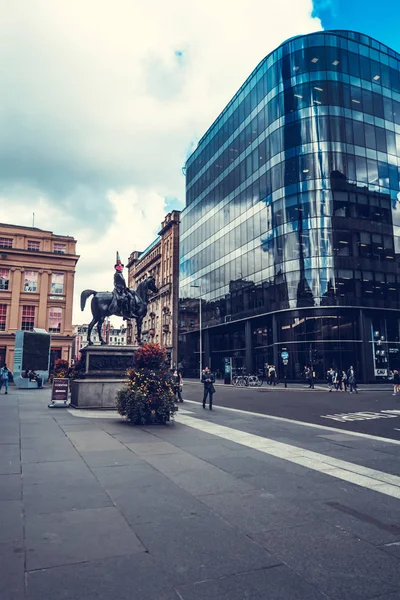 威灵顿公爵的雕像骑着马 头上戴着一个交通锥 在现代艺术画廊前 格拉斯哥 苏格兰 2017 — 图库照片