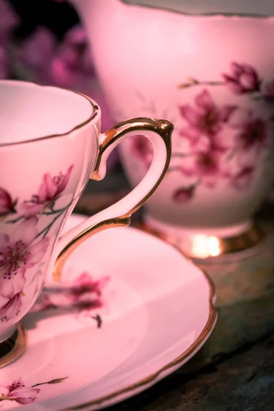 Bella Tazza Vintage Inglese Con Fiori Ciliegio Giapponese Vicino — Foto Stock