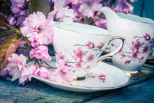 Schön Englisch Vintage Teetasse Mit Japanischen Kirschbaumblüten Nahaufnahme — Stockfoto