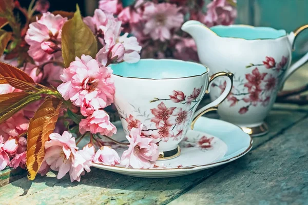 Hermosa Inglés Taza Vintage Con Flores Cerezo Japonés Cerca —  Fotos de Stock