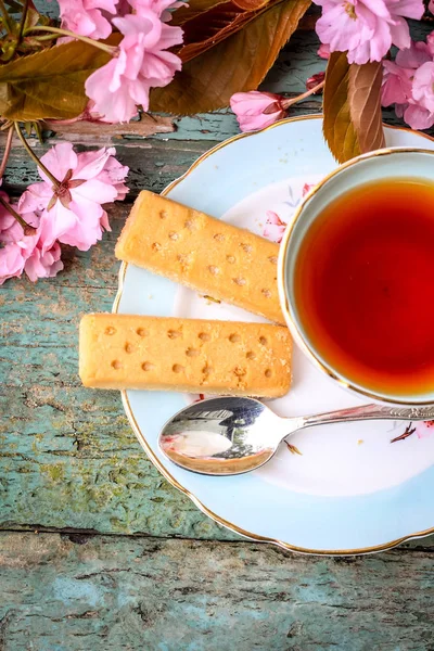 Hermosa Taza Vintage Con Flor Cerezo Japonés Pan Escocés Cerca —  Fotos de Stock