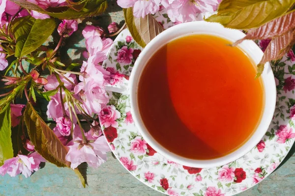 Hermosa Taza Vintage Con Flores Cerezo Japonés Disparado Desde Arriba —  Fotos de Stock