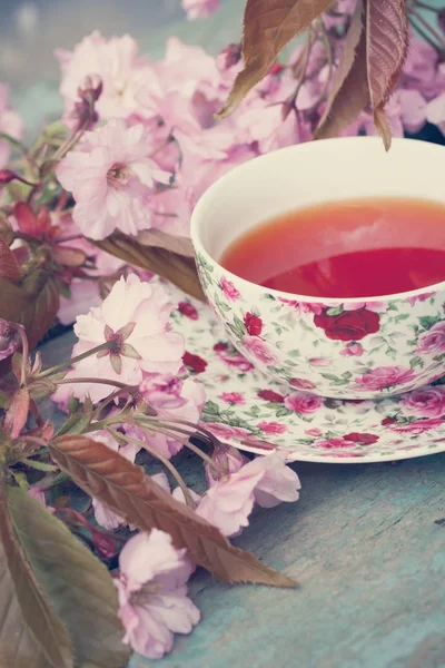 Hermosa Inglés Taza Vintage Con Flores Cerezo Japonés Cerca —  Fotos de Stock