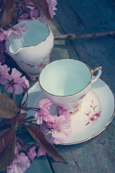 Bella Inglese Tazza Vintage Con Fiori Ciliegio Giapponese Vicino — Foto Stock