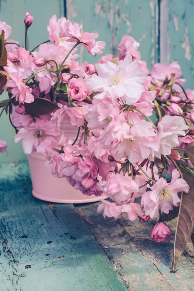 Fundo Primavera Romântico Com Vaso Flores Cereja Japonesas Mesa Madeira — Fotografia de Stock