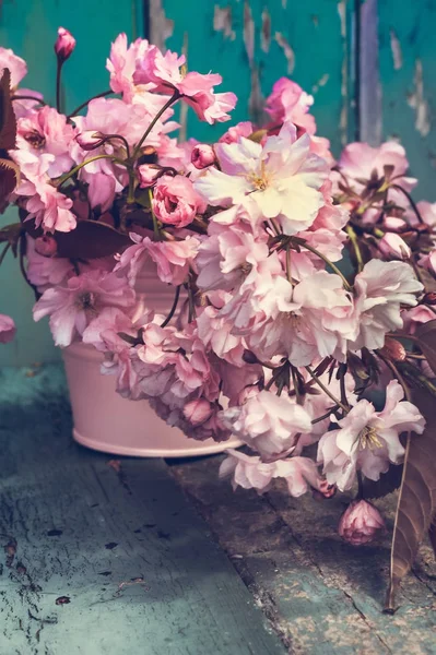 Romantisch Voorjaar Achtergrond Met Een Vaas Van Japanse Kersenbloesem Houten — Stockfoto