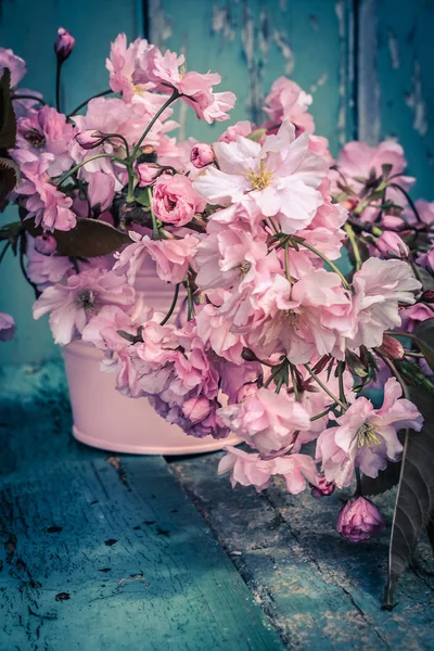 Romantischer Frühlingshintergrund Mit Einer Vase Japanischer Kirschblüten Auf Einem Holztisch — Stockfoto