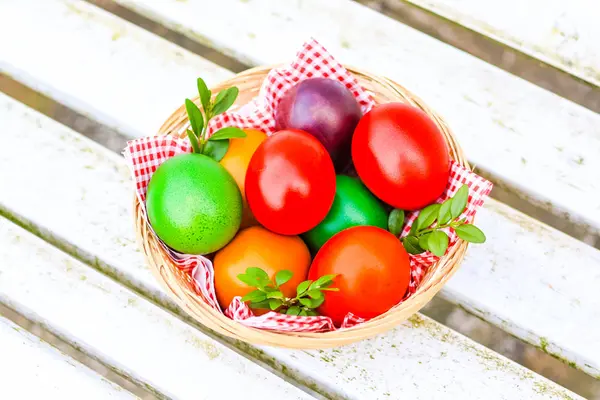 Kleurrijke Paaseieren Een Mandje — Stockfoto