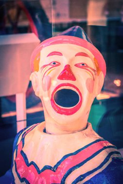 Açık ağız ile korkutucu palyaço figür 