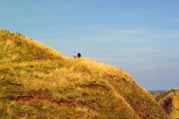 Zwei Touristen Die Entlang Der Schönen Schottischen Klippen Spazieren Abb — Stockfoto