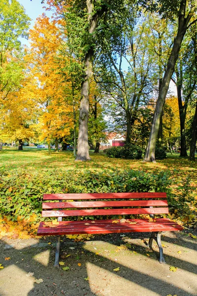 Červená Dřevěná Lavička Parku Podzim — Stock fotografie