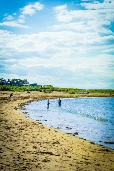 North Berwick Beach Tourists Walking Sand East Lothian — Stock Photo, Image