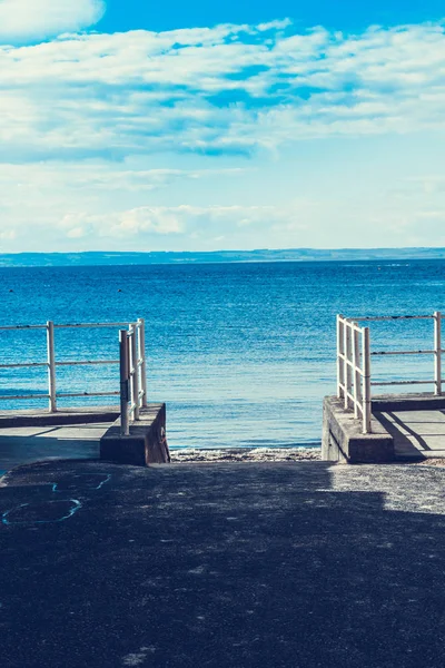 Ein Weißer Zaun Strand Mit Blick Auf Das Meer — Stockfoto