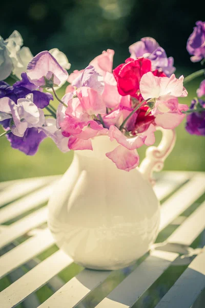 Süße Erbsenblüten in der Vase, schönes Stillleben — Stockfoto