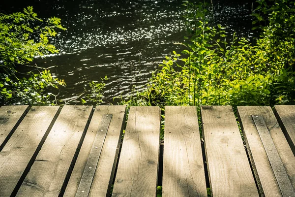 Staré, dřevěných prken a hřebíků pozadí u řeky — Stock fotografie