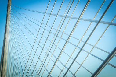 Yeni Queensferry köprüsünün ve mavi gökyüzünün yapısı.... 